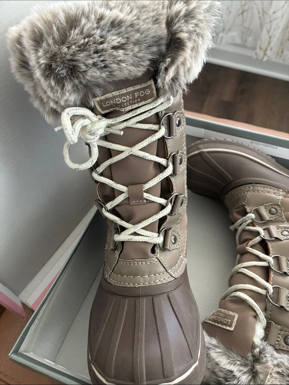 Girls London fog, snow boots insulated size 1